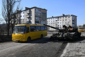 Armata rusă a deschis focul asupra autobuzelor care scoteau copiii din Mariupol. Oraşul a fost distrus complet